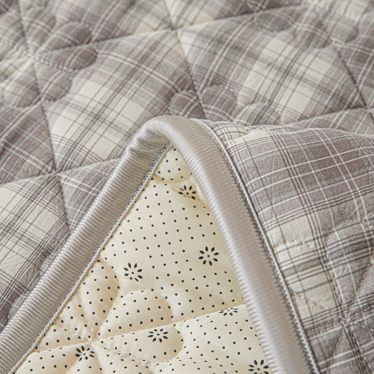 91家纺网 家纺一手货源 找家纺 芬晴家纺 2025新款A类大豆格子床垫-学生床 柏林