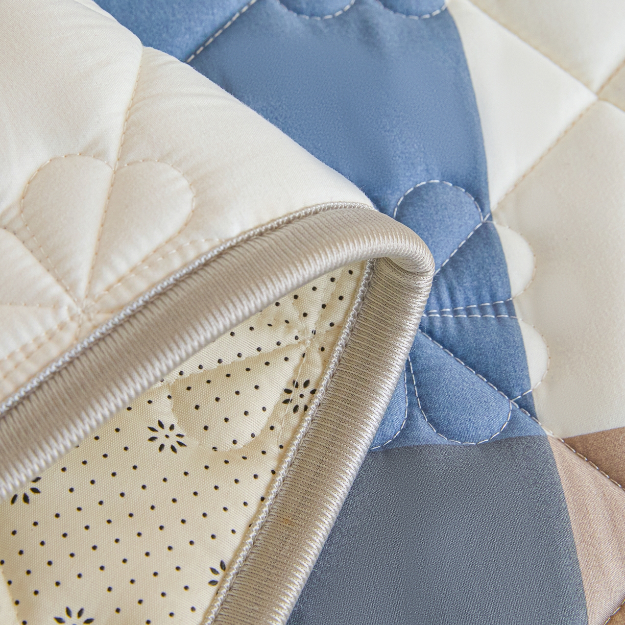 91家纺网 家纺一手货源 找家纺 芬晴家纺 2025新款A类大豆格子床垫-学生床 蓝大格