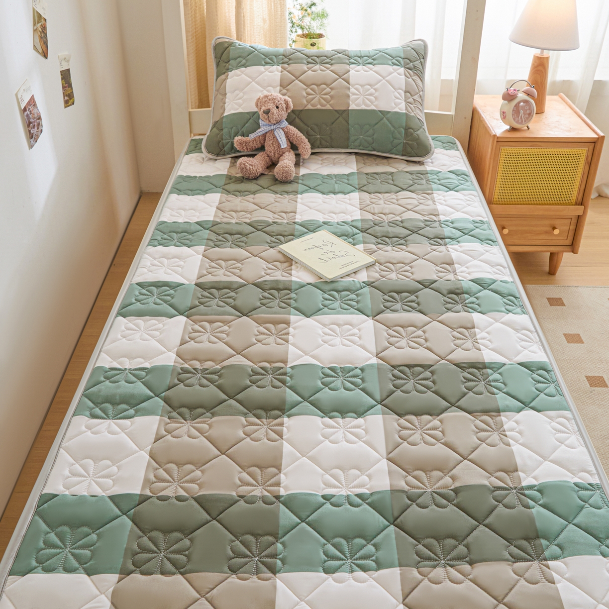 91家纺网 家纺一手货源 找家纺 芬晴家纺 2025新款A类大豆格子床垫-学生床 绿大格