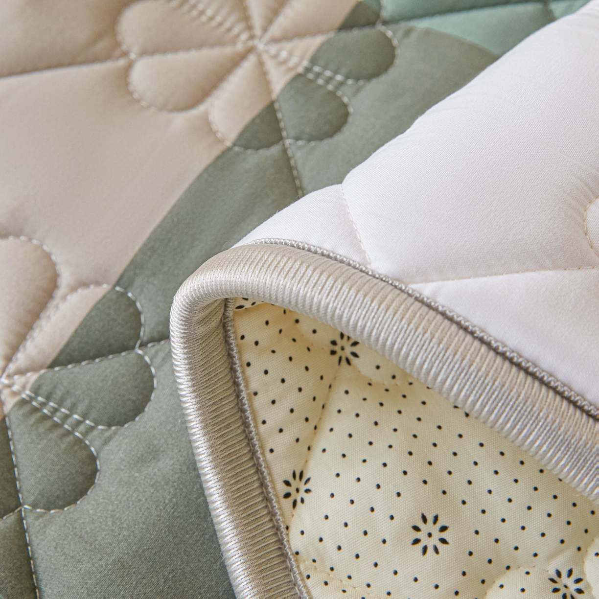 91家纺网 家纺一手货源 找家纺 芬晴家纺 2025新款A类大豆格子床垫-学生床 绿大格