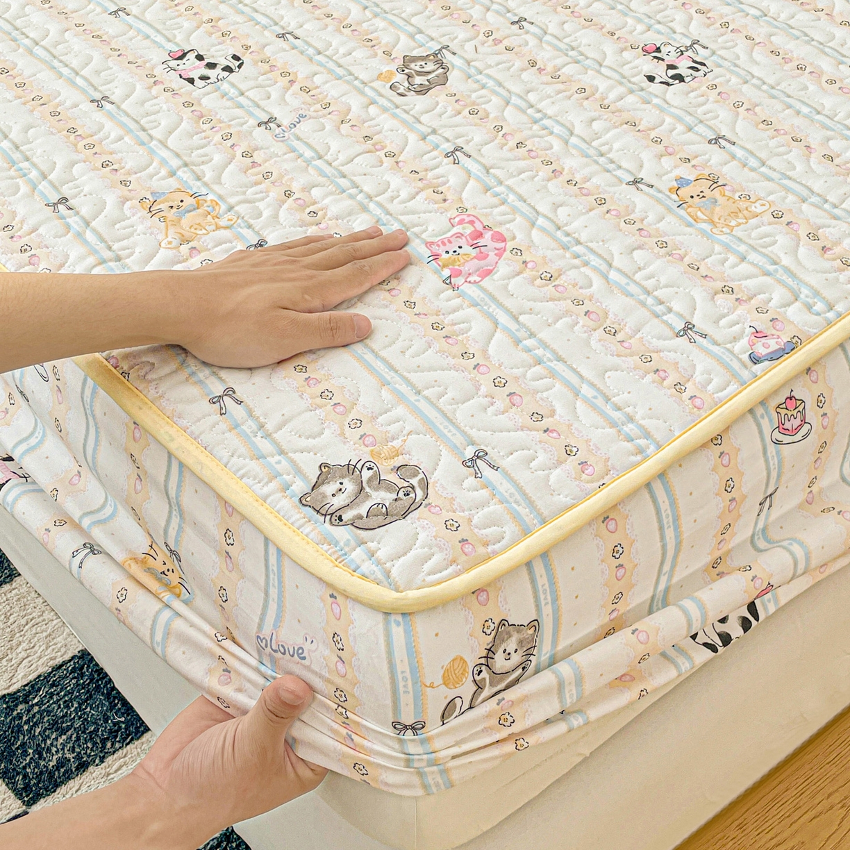 91家纺网 家纺一手货源 找家纺 纽缦家纺 2025春夏新款夹棉床笠单床笠 草莓猫饼