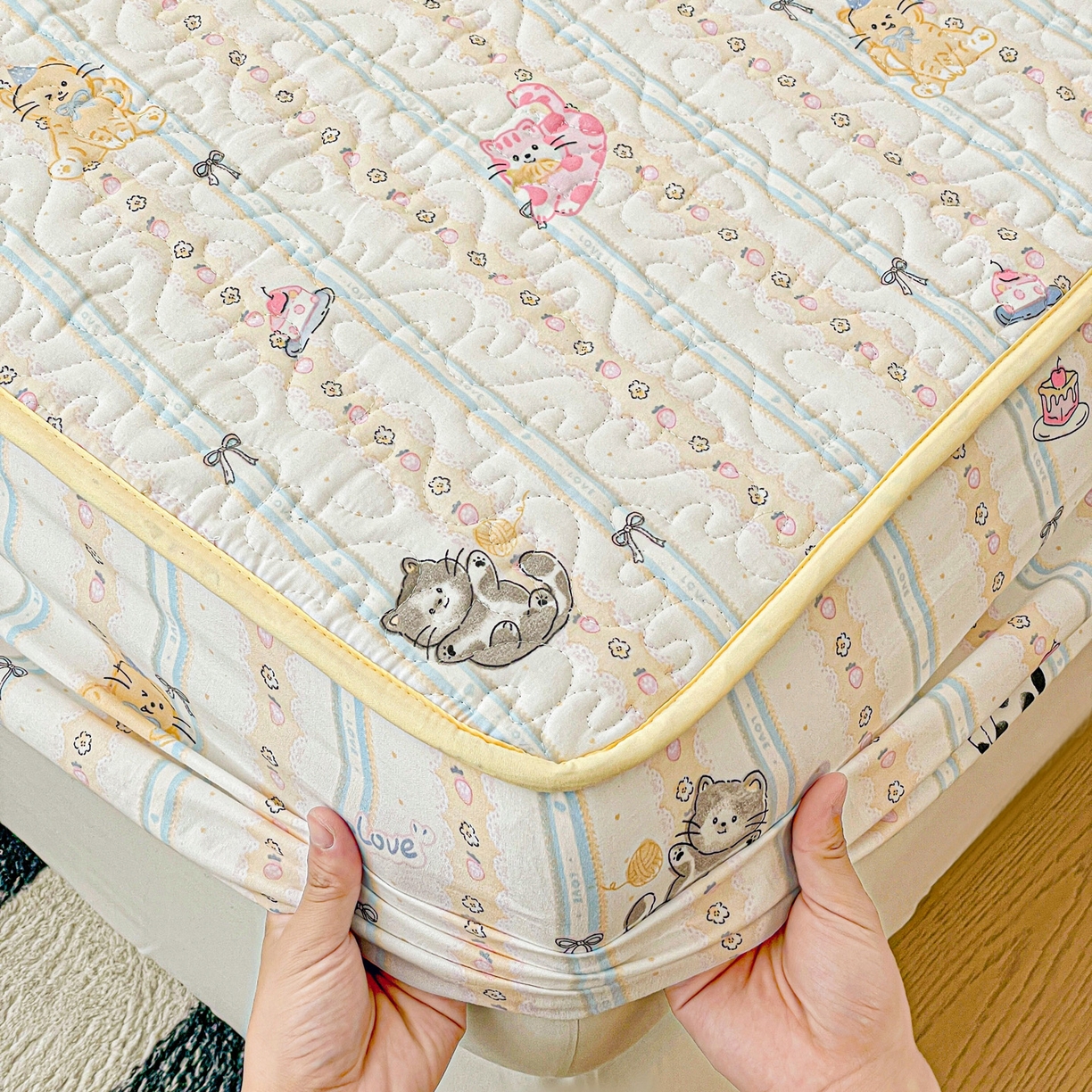 91家纺网 家纺一手货源 找家纺 纽缦家纺 2025春夏新款夹棉床笠单床笠 草莓猫饼