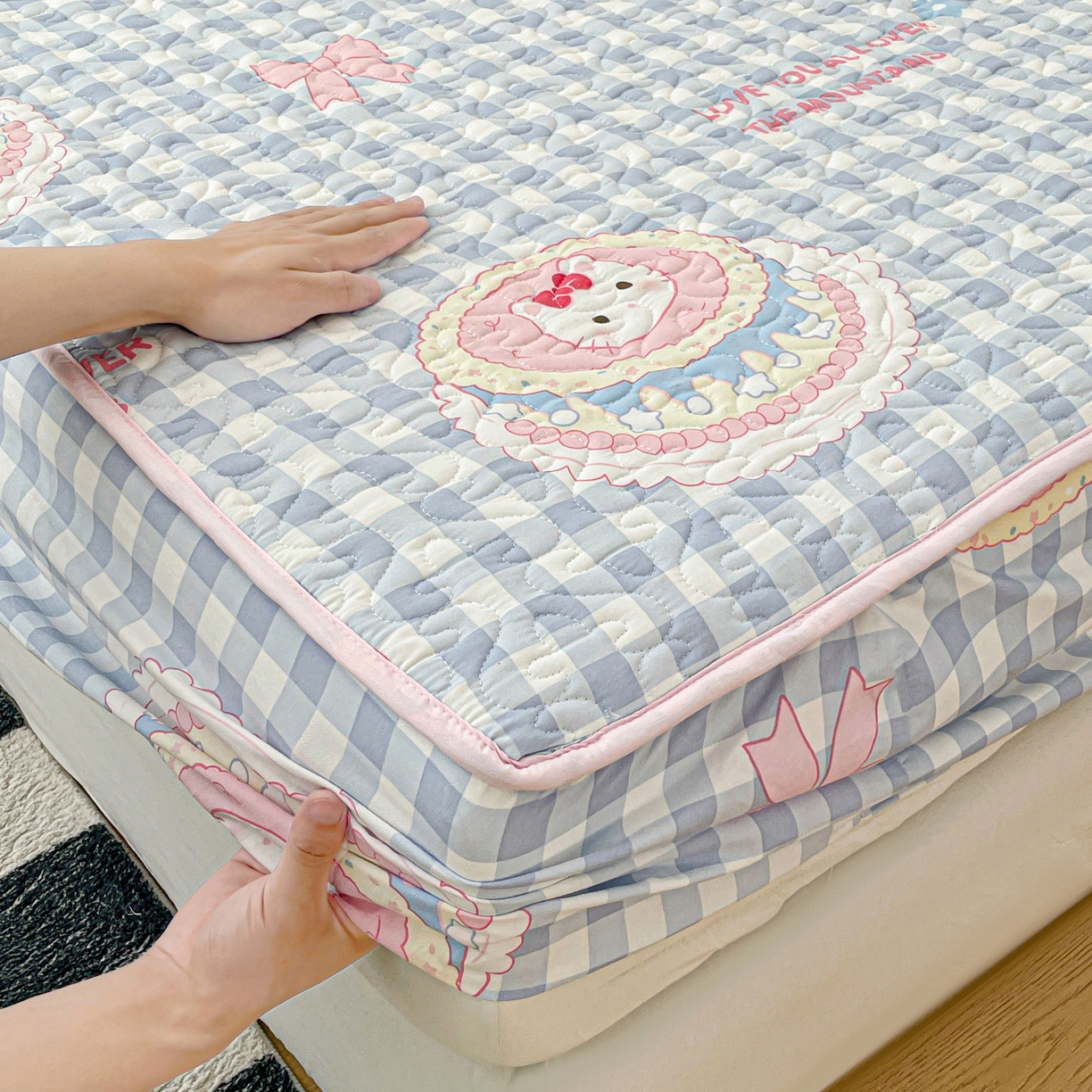 91家纺网 家纺一手货源 找家纺 纽缦家纺 2025春夏新款夹棉床笠单床笠 蛋糕蓝格kt