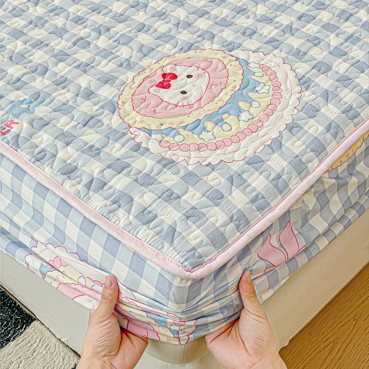 91家纺网 家纺一手货源 找家纺 纽缦家纺 2025春夏新款夹棉床笠单床笠 蛋糕蓝格kt