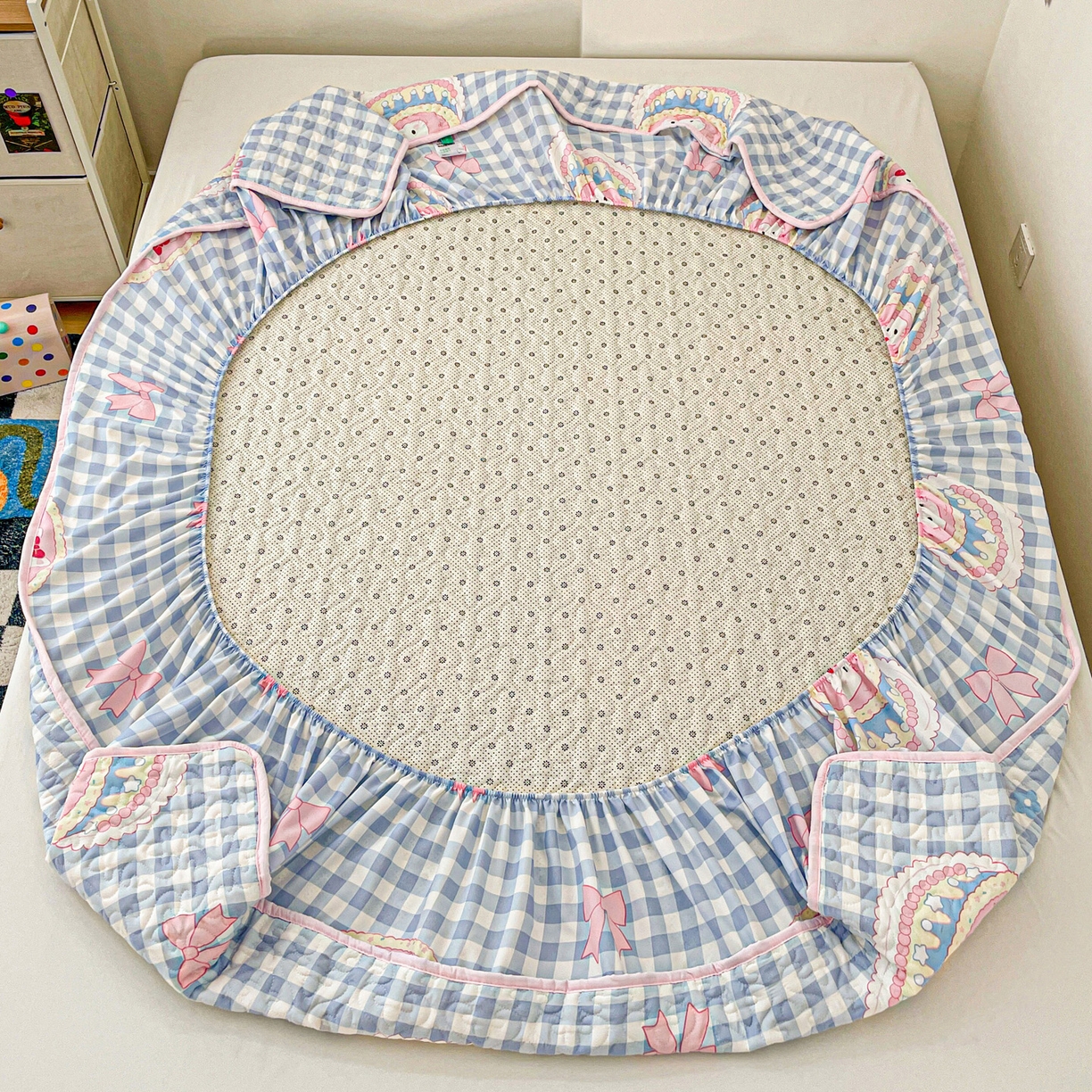 91家纺网 家纺一手货源 找家纺 纽缦家纺 2025春夏新款夹棉床笠单床笠 蛋糕蓝格kt