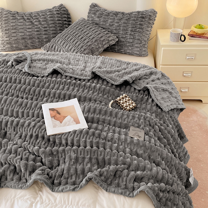 91家纺网 家纺一手货源 找家纺 楼兰公主 2025新款竹节绒毛毯 深灰色