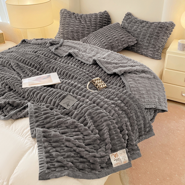 91家纺网 家纺一手货源 找家纺 楼兰公主 2025新款竹节绒毛毯 深灰色