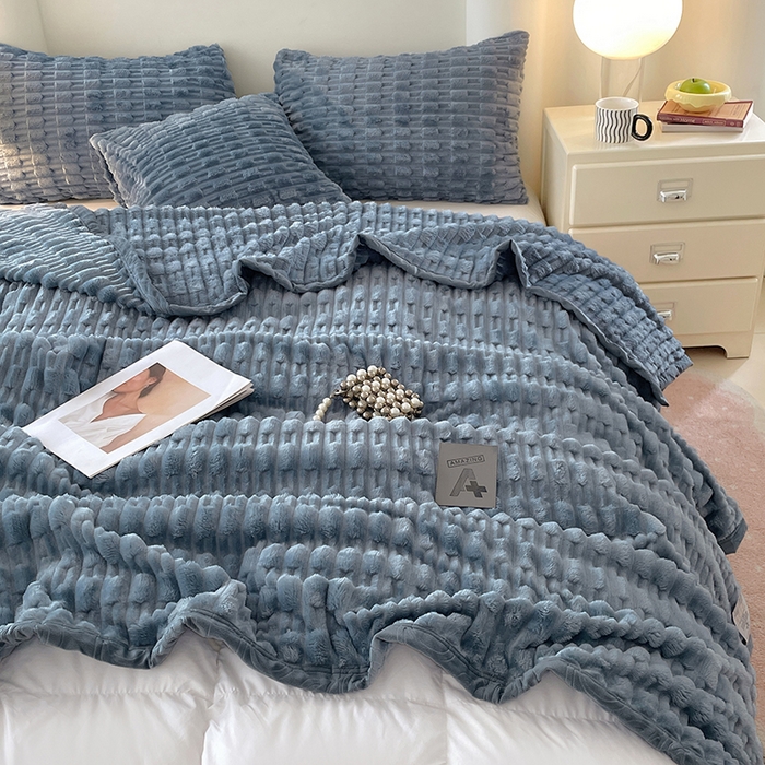 91家纺网 家纺一手货源 找家纺 楼兰公主 2025新款竹节绒毛毯 烟雾蓝