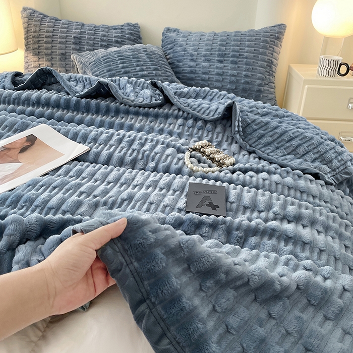 91家纺网 家纺一手货源 找家纺 楼兰公主 2025新款竹节绒毛毯 烟雾蓝