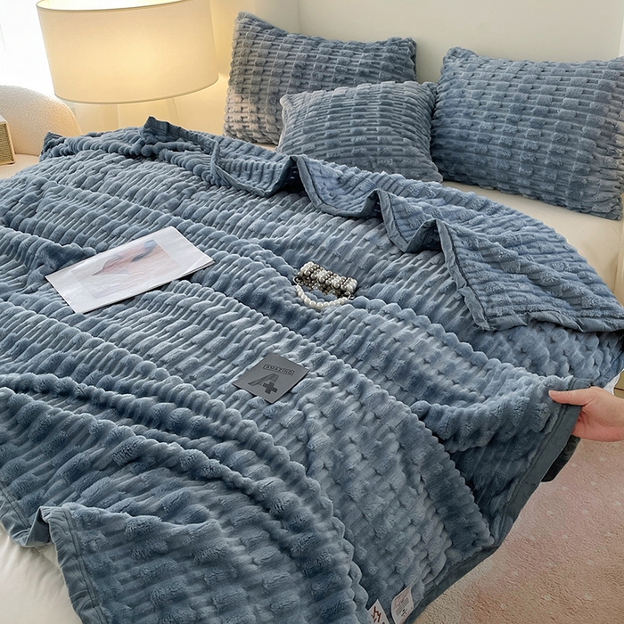 91家纺网 家纺一手货源 找家纺 楼兰公主 2025新款竹节绒毛毯 烟雾蓝