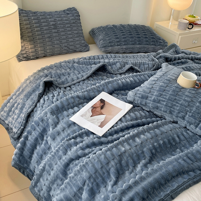 91家纺网 家纺一手货源 找家纺 楼兰公主 2025新款竹节绒毛毯 烟雾蓝