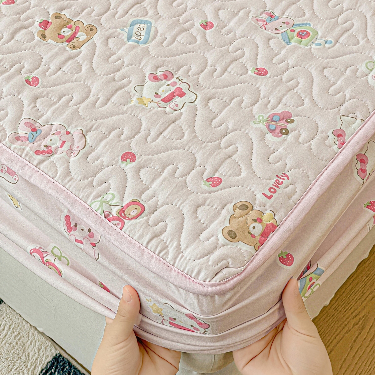 91家纺网 家纺一手货源 找家纺 纽缦家纺 2025春夏新款夹棉床笠单床笠 软糖猫