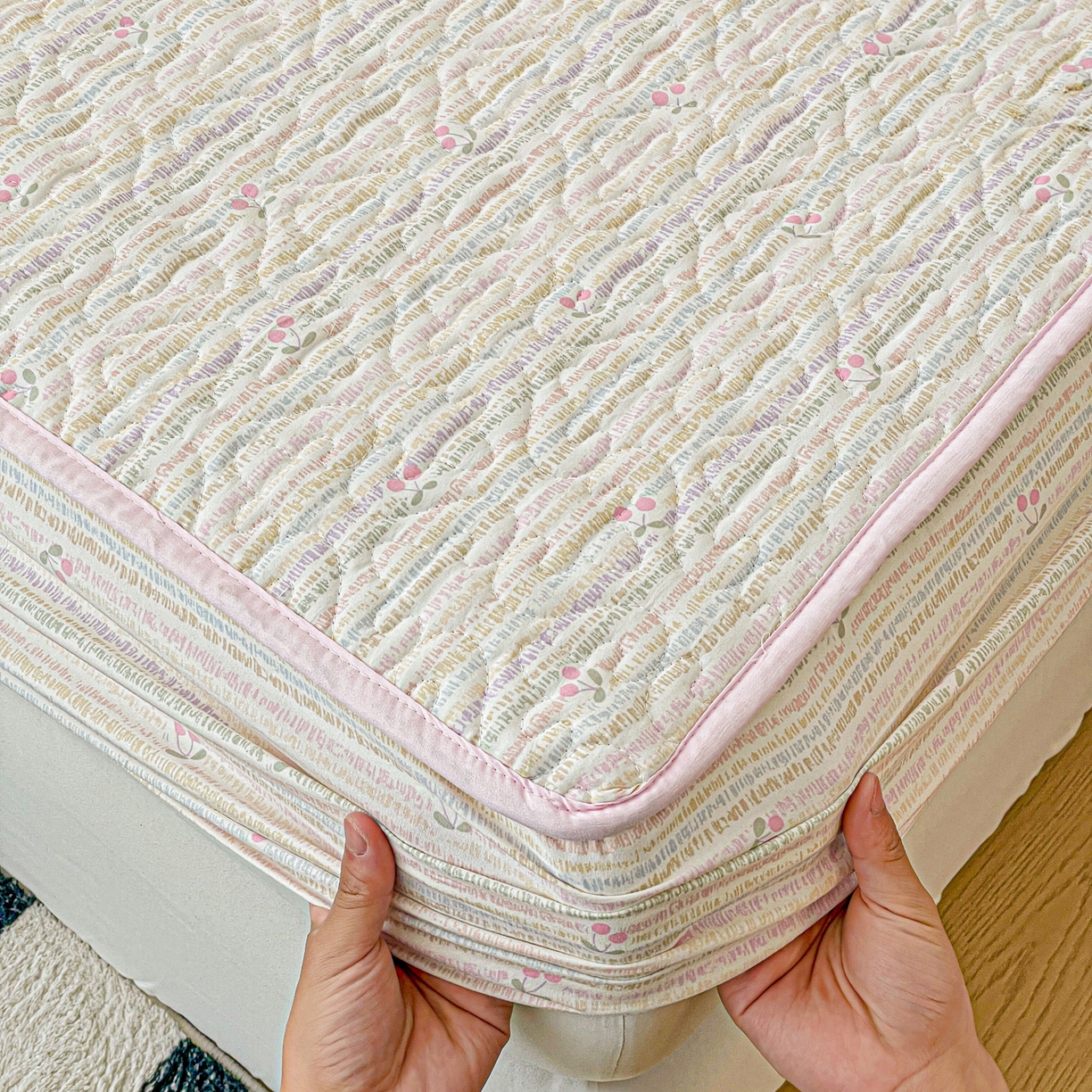 91家纺网 家纺一手货源 找家纺 纽缦家纺 2025春夏新款夹棉床笠单床笠 甜樱恋曲