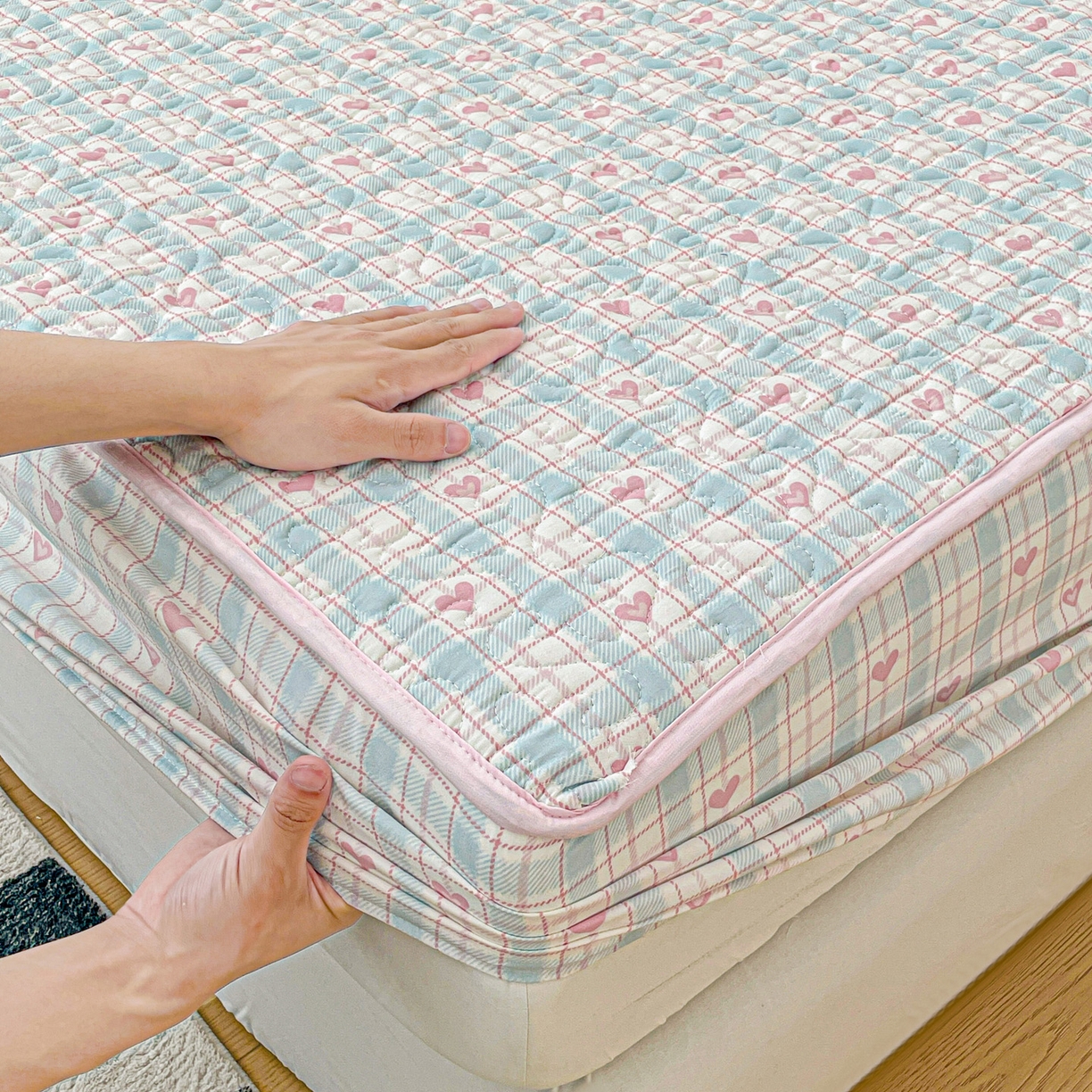 91家纺网 家纺一手货源 找家纺 纽缦家纺 2025春夏新款夹棉床笠单床笠 温暖粉心