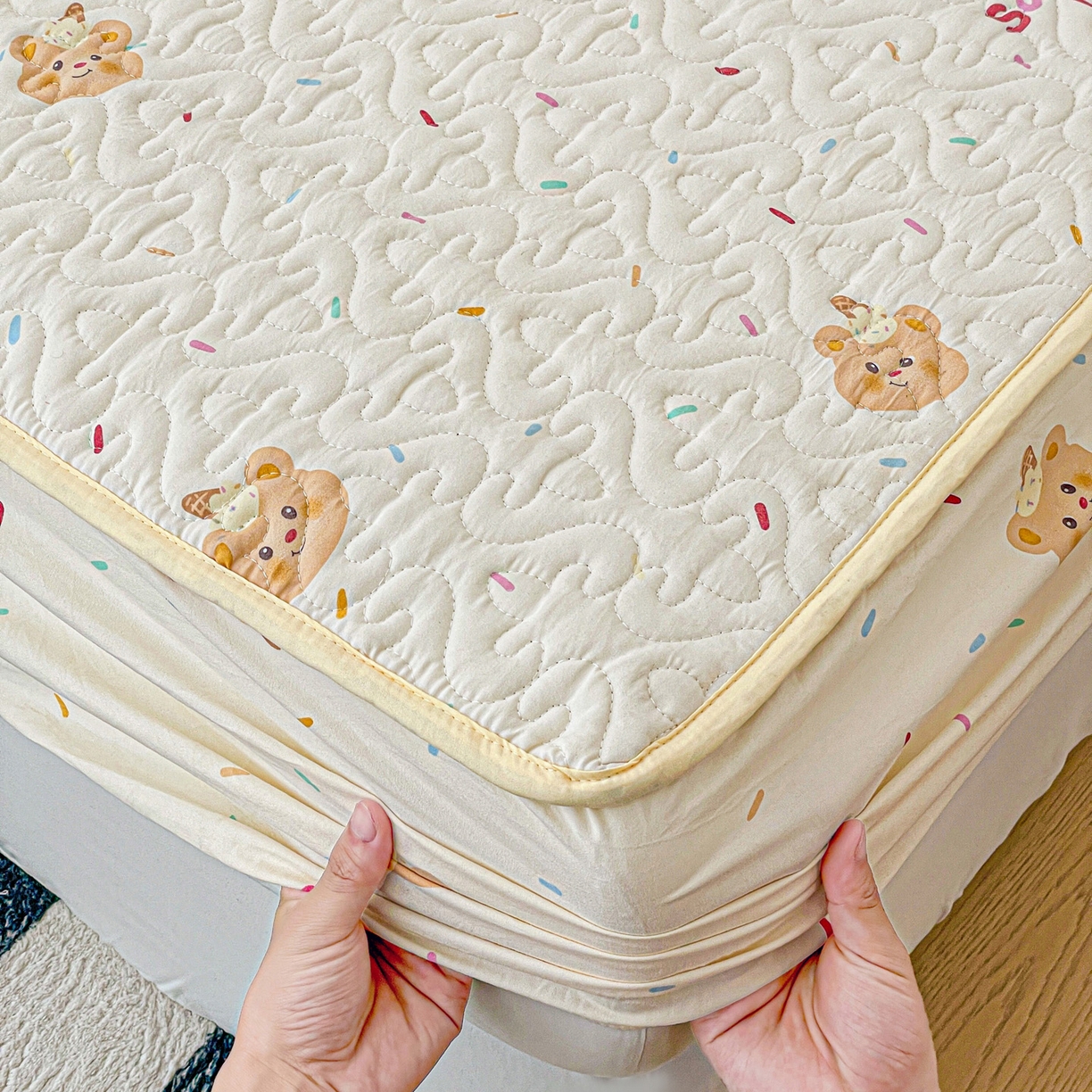 91家纺网 家纺一手货源 找家纺 纽缦家纺 2025春夏新款夹棉床笠单床笠 小熊冰淇淋