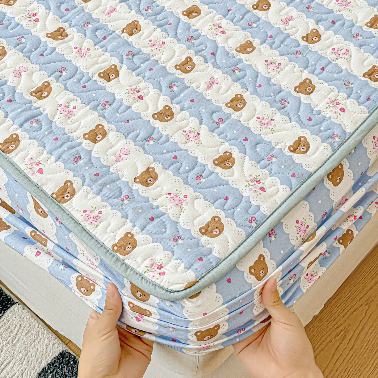 91家纺网 家纺一手货源 找家纺 纽缦家纺 2025春夏新款夹棉床笠单床笠 小熊拉钩蓝