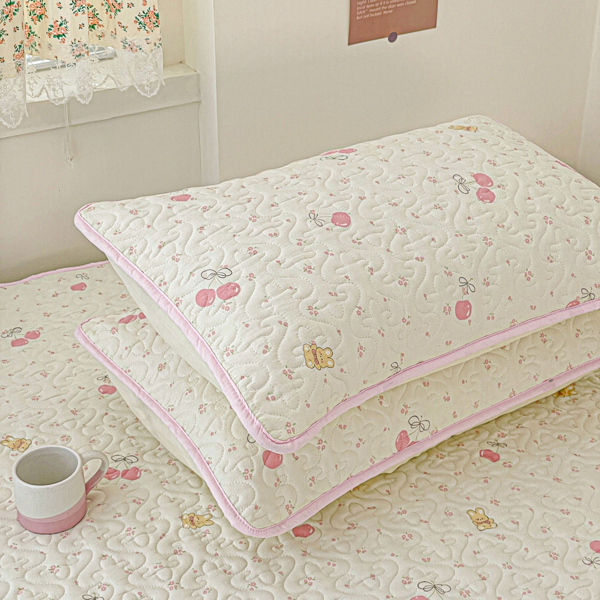 91家纺网 家纺一手货源 找家纺 纽缦家纺 2025春夏新款夹棉床笠单床笠 摘樱桃的小熊