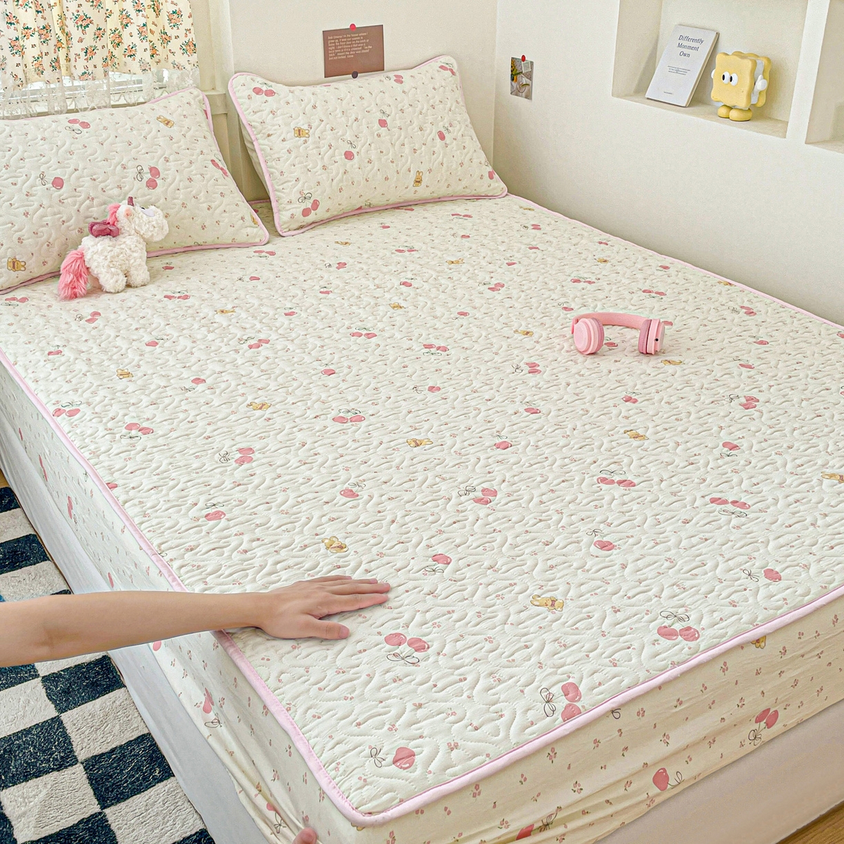 91家纺网 家纺一手货源 找家纺 纽缦家纺 2025春夏新款夹棉床笠单床笠 摘樱桃的小熊