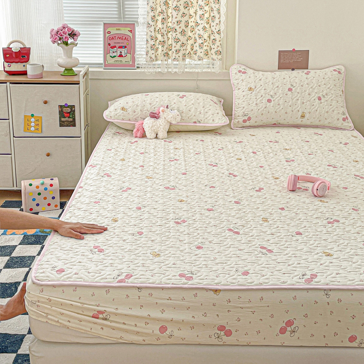 91家纺网 家纺一手货源 找家纺 纽缦家纺 2025春夏新款夹棉床笠单床笠 摘樱桃的小熊