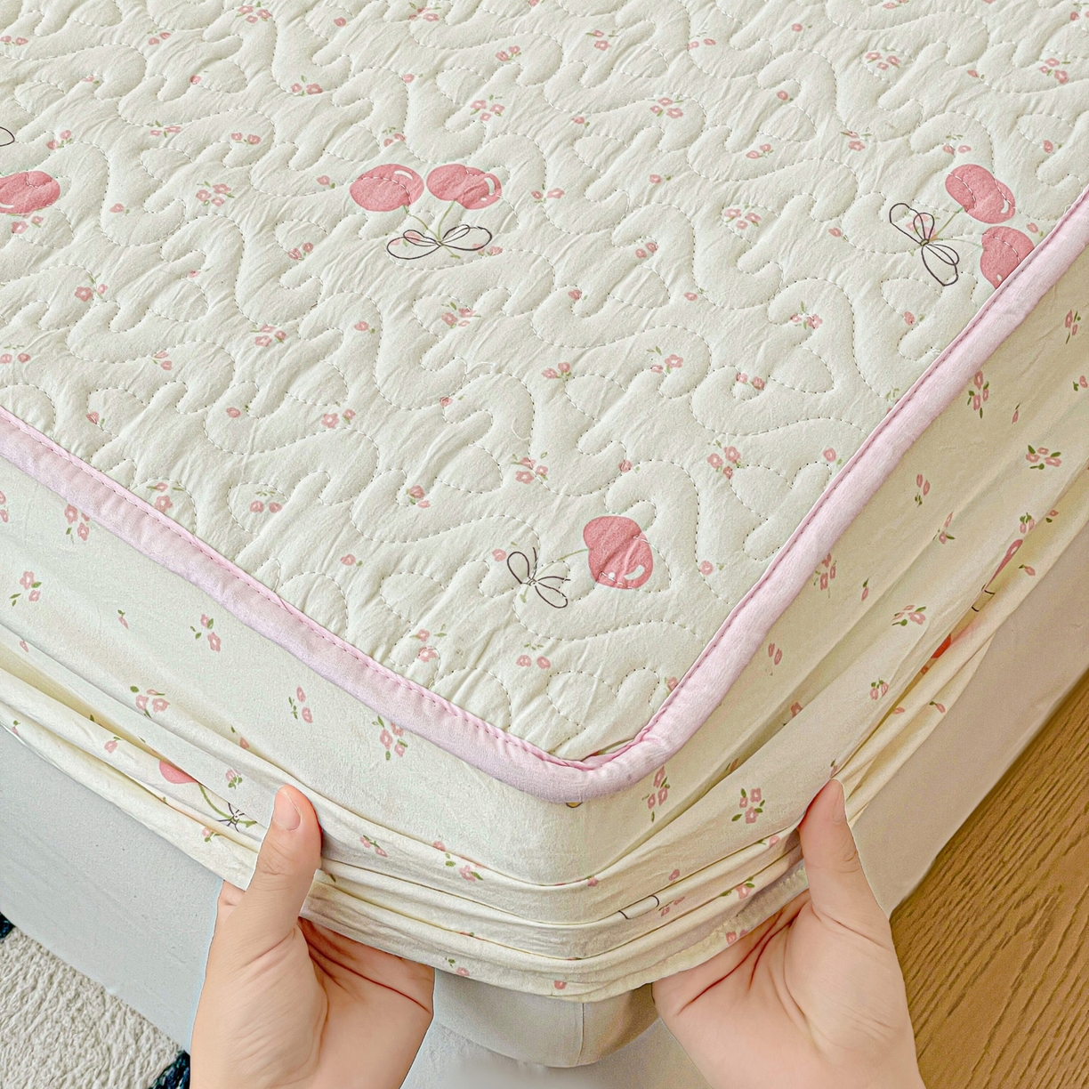 91家纺网 家纺一手货源 找家纺 纽缦家纺 2025春夏新款夹棉床笠单床笠 摘樱桃的小熊