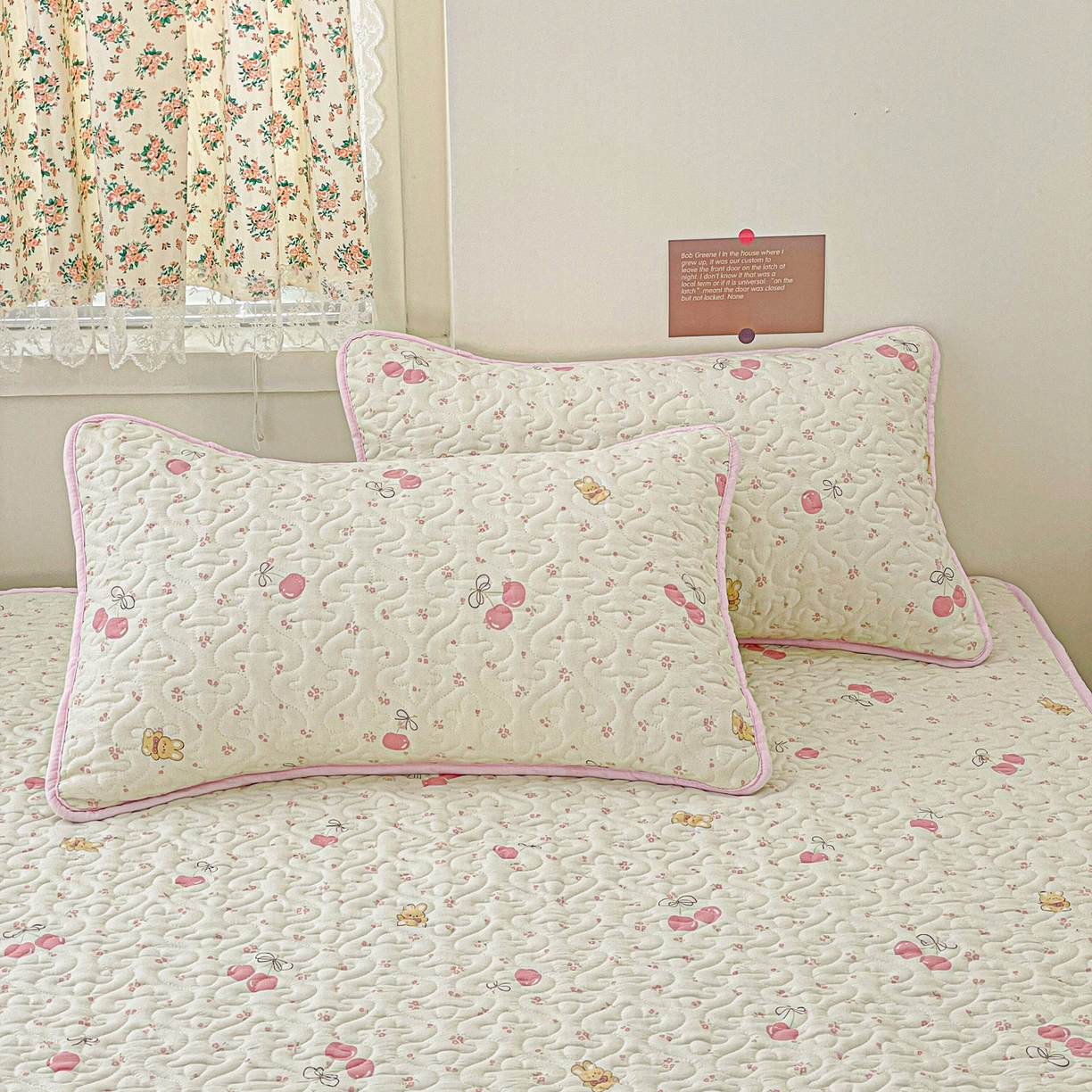 91家纺网 家纺一手货源 找家纺 纽缦家纺 2025春夏新款夹棉床笠单床笠 摘樱桃的小熊