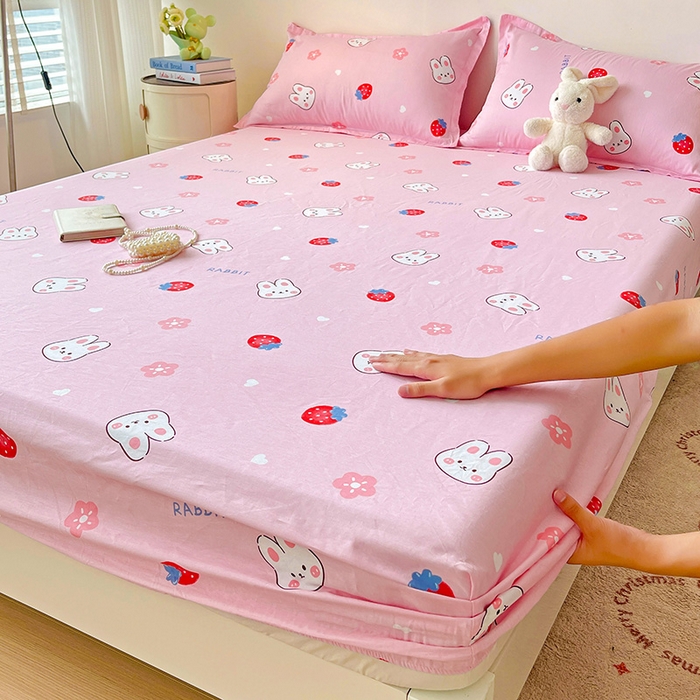 91家纺网 家纺一手货源 找家纺 纽缦家纺 2025新款纯棉斜纹床笠单品床笠 草莓兔粉