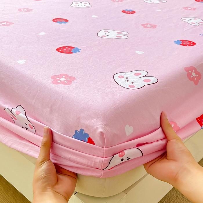 91家纺网 家纺一手货源 找家纺 纽缦家纺 2025新款纯棉斜纹床笠单品床笠 草莓兔粉