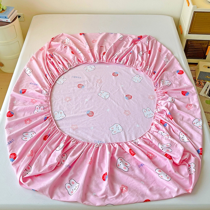 91家纺网 家纺一手货源 找家纺 纽缦家纺 2025新款纯棉斜纹床笠单品床笠 草莓兔粉