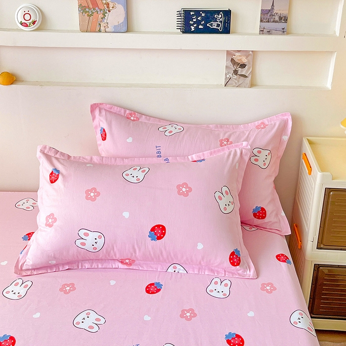 91家纺网 家纺一手货源 找家纺 纽缦家纺 2025新款纯棉斜纹床笠单品床笠 草莓兔粉