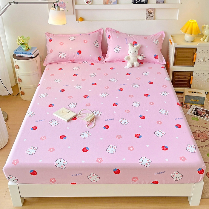 91家纺网 家纺一手货源 找家纺 纽缦家纺 2025新款纯棉斜纹床笠单品床笠 草莓兔粉