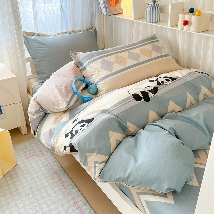 91家纺网 家纺一手货源 找家纺 拾物记 2025新款A类棉学生印花三件套 调皮熊猫