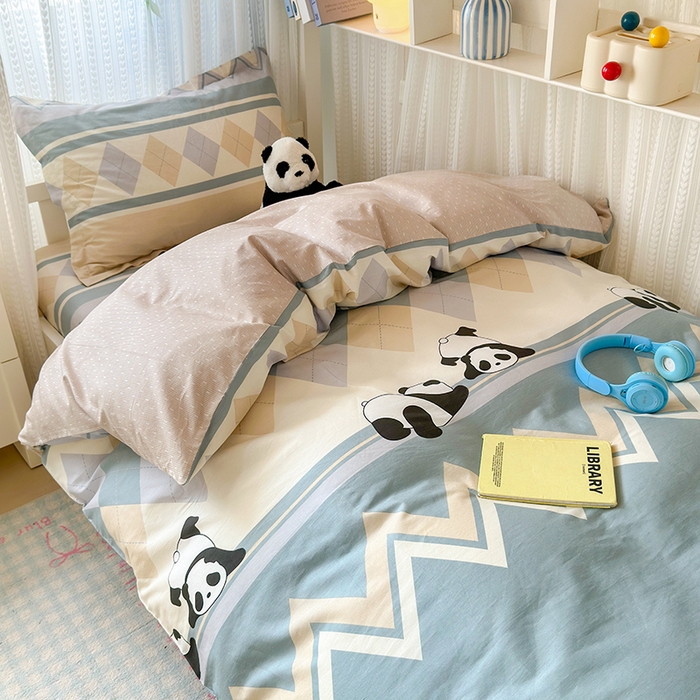 91家纺网 家纺一手货源 找家纺 拾物记 2025新款A类棉学生印花三件套 调皮熊猫