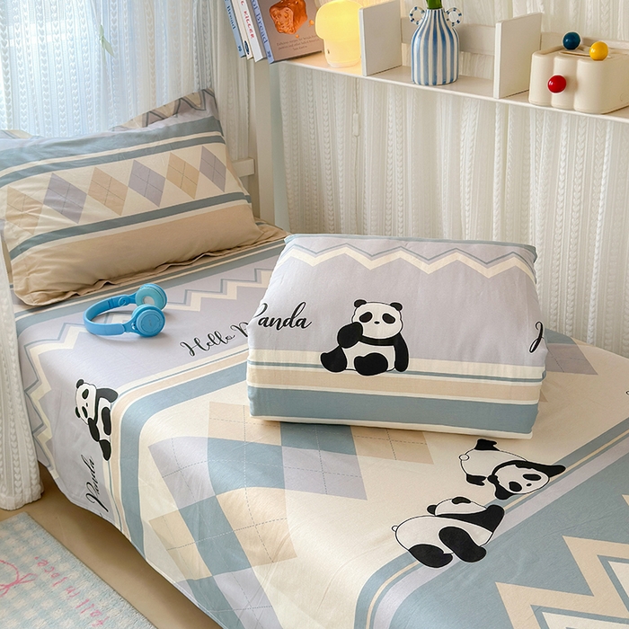 91家纺网 家纺一手货源 找家纺 拾物记 2025新款A类棉学生印花三件套 调皮熊猫