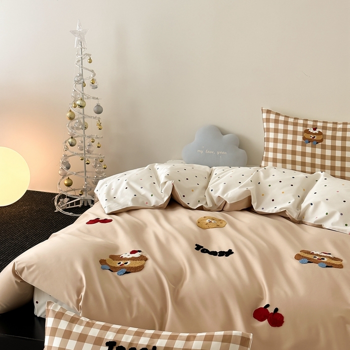 91家纺网 家纺一手货源 找家纺 时光里2025新款100S卡通风贡缎毛巾绣四件套-第一波 蛋糕先生