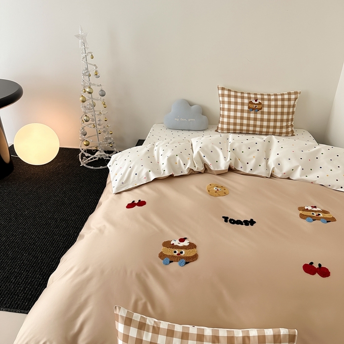 91家纺网 家纺一手货源 找家纺 时光里2025新款100S卡通风贡缎毛巾绣四件套-第一波 蛋糕先生