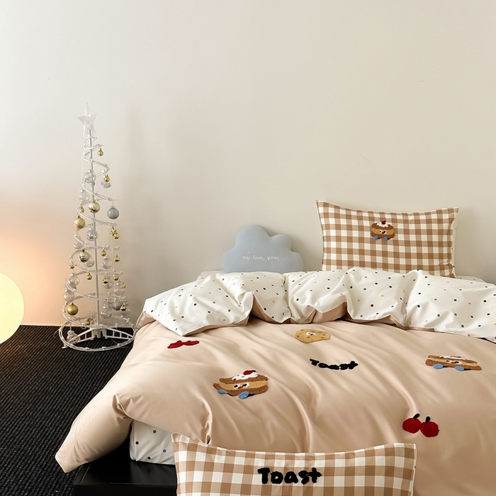 91家纺网 家纺一手货源 找家纺 时光里2025新款100S卡通风贡缎毛巾绣四件套-第一波 蛋糕先生