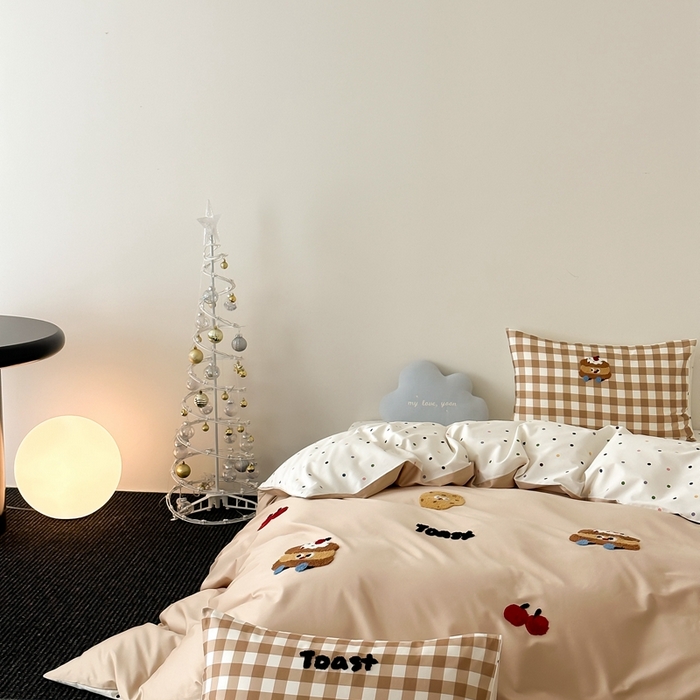 91家纺网 家纺一手货源 找家纺 时光里2025新款100S卡通风贡缎毛巾绣四件套-第一波 蛋糕先生