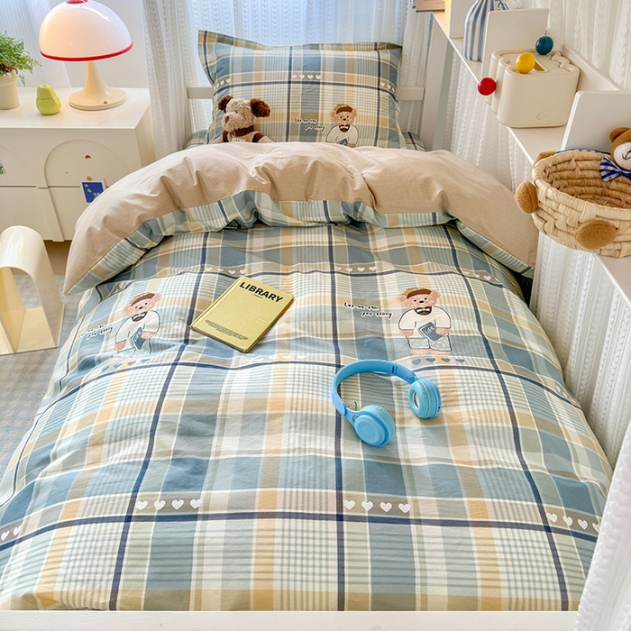 91家纺网 家纺一手货源 找家纺 拾物记 2025新款A类棉学生印花三件套 欢乐熊宝