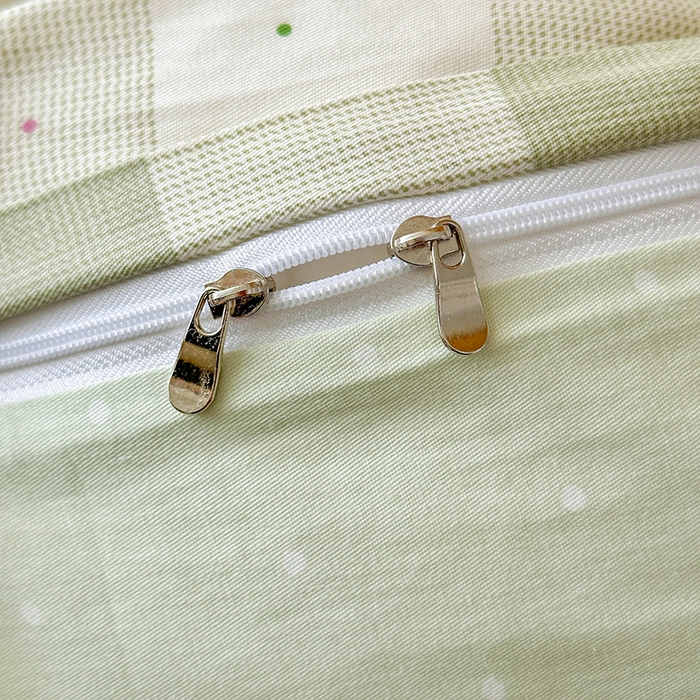 91家纺网 家纺一手货源 找家纺 拾物记 2025新款A类棉学生印花三件套 芥绿蝴蝶结