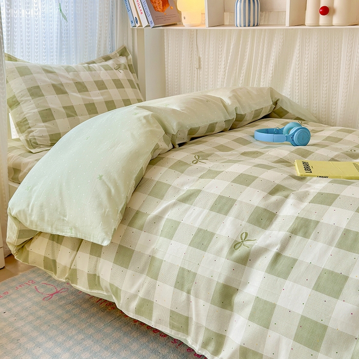 91家纺网 家纺一手货源 找家纺 拾物记 2025新款A类棉学生印花三件套 芥绿蝴蝶结