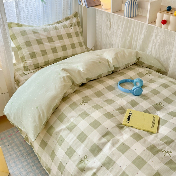 91家纺网 家纺一手货源 找家纺 拾物记 2025新款A类棉学生印花三件套 芥绿蝴蝶结