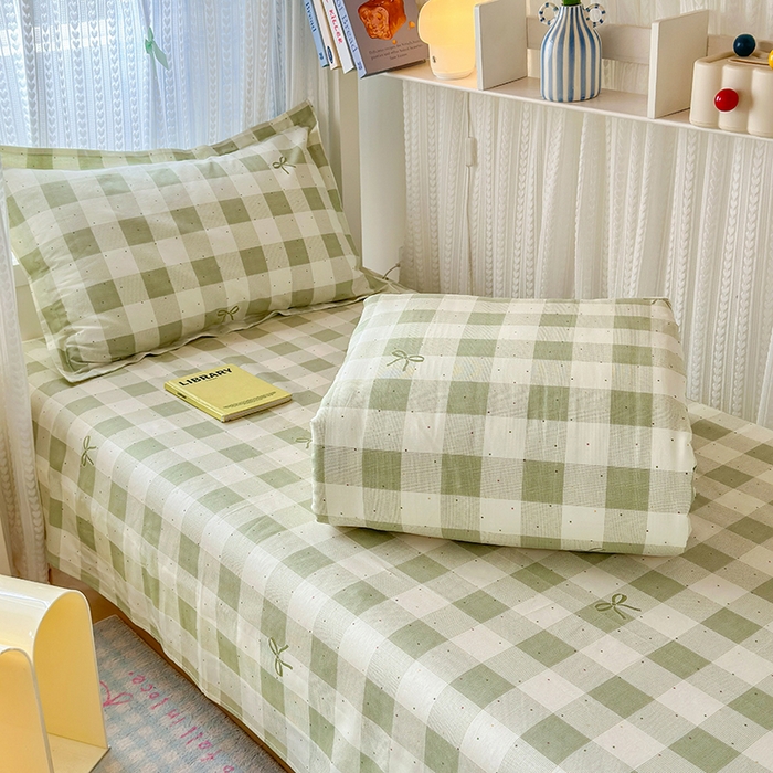 91家纺网 家纺一手货源 找家纺 拾物记 2025新款A类棉学生印花三件套 芥绿蝴蝶结