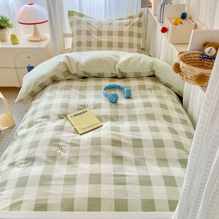 91家纺网 家纺一手货源 找家纺 拾物记 2025新款A类棉学生印花三件套 芥绿蝴蝶结