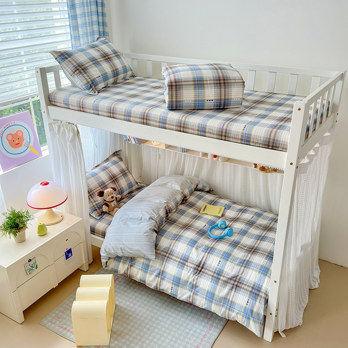 91家纺网 家纺一手货源 找家纺 拾物记 2025新款A类棉学生印花三件套 魅彩格