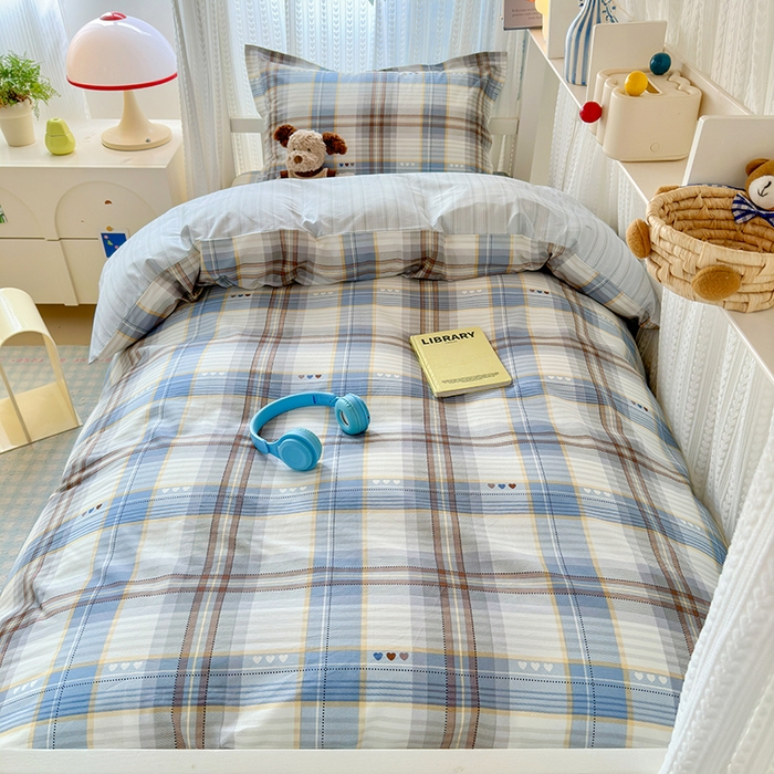 91家纺网 家纺一手货源 找家纺 拾物记 2025新款A类棉学生印花三件套 魅彩格