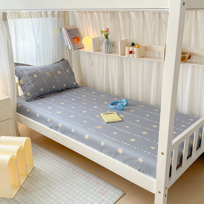 91家纺网 家纺一手货源 找家纺 拾物记 2025新款A类棉学生印花三件套 星月轨迹