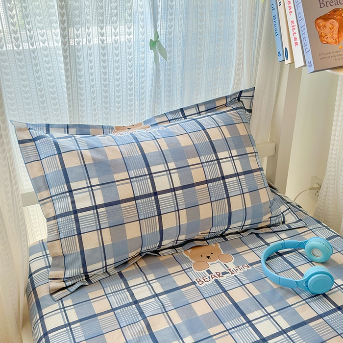 91家纺网 家纺一手货源 找家纺 拾物记 2025新款A类棉学生印花三件套 学院格小熊