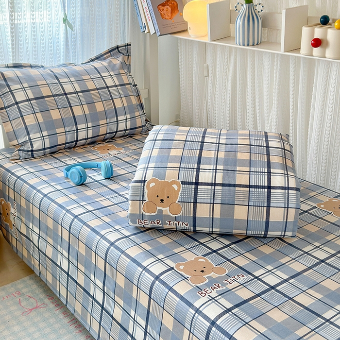 91家纺网 家纺一手货源 找家纺 拾物记 2025新款A类棉学生印花三件套 学院格小熊