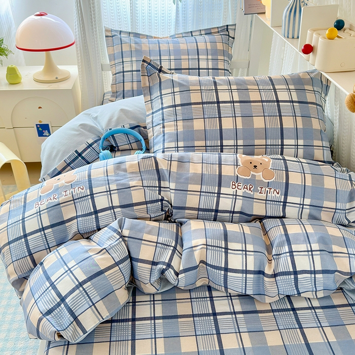 91家纺网 家纺一手货源 找家纺 拾物记 2025新款A类棉学生印花三件套 学院格小熊