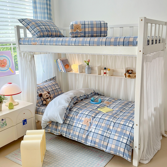 91家纺网 家纺一手货源 找家纺 拾物记 2025新款A类棉学生印花三件套 学院格小熊